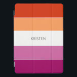 Protection iPad Pro Cover Couleurs Drapeau Lesbienne Personnalisées Frappes<br><div class="desc">Belle et moderne orange,  blanc et violet rayures de blocs de couleur motif (les couleurs du drapeau lesbien). Ajoutez le nom de votre choix pour customiser cette couverture iPad pro cool.</div>