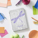 Protection iPad Pro Cover Couverture intelligente de l'iPad Personnalisée de<br><div class="desc">Protégez votre iPad avec un iPad personnalisé en forme de libellule violette. La conception de couverture comprend une libellule colorée, une vigne florale blanche douce contre un arrière - plan damassé gris clair avec une zone à personnaliser avec votre nom. Autres cadeaux disponibles avec ce design ainsi qu'une variété de...</div>