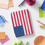 Protection iPad Pro Cover Drapeau américain patriotique États-Unis étoiles r<br><div class="desc">The all American, Stars and Stripes, Old Glory, Star Spangled Banner, custom, personnalisée, élégante fausse typographie de script nom monogramme / initiales, patriotique, drapeau américain, monogrammed, cool, magnétique iPad couverture intelligente qui se plie en plusieurs positions de stand et des caractéristiques intérieur microfibre gris qui aide à protéger votre écran,...</div>