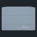 Protection iPad Pro Cover Dusty Blue minimaliste moderne Monogramme élégant<br><div class="desc">Découvrez notre Dusty Blue Minimalist Modern Monogram Elegant Collection : Elevez votre style avec une sophistication sobre et un charme intemporel. Notre collection présente des motifs minimalistes dans une teinte bleu roux apaisante, rehaussée d'élégants monogrammes adaptés à votre goût personnel. De la papeterie raffinée aux accessoires polyvalents, chaque pièce de...</div>