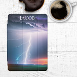 Protection iPad Pro Cover Éclair sur la signature de l'eau<br><div class="desc">Découvrez la puissance brute et la beauté d'un éclair qui frappe l'eau la nuit avec cette extraordinaire couverture de tablette personnalisée. Protégez votre tablette avec style tout en portant une description captivante des forces de la nature avec vous où que vous alliez. Laissez l'oeuvre électrisante sur votre tablette couvrir l'inspiration...</div>