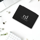 Protection iPad Pro Cover Élégant Monogramme noir et blanc Groomsmen Cadeau<br><div class="desc">Vous recherchez un cadeau de groomsmen pratique et élégant ? Ne cherchez pas plus loin que cette housse iPad sophistiquée, avec les initiales de monogramme classique noir et blanc. Le design élégant et les matériaux de haute qualité en font l'ajout parfait à tout espace de travail ou sac de voyage....</div>