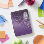 Protection iPad Pro Cover Élégante Parties scintillant violette monogramme e<br><div class="desc">Monogram iPad Cover prêt pour vous à personnaliser. Remarque : Tous les domaines modèles n'ont pas besoin d'être changés. 📌 Si vous avez besoin d'une personnalisation plus poussée, cliquez sur le bouton "Cliquez pour Customiser plus loin" ou "Customiser ou modifier la conception" et utilisez notre outil de conception pour redimensionner,...</div>