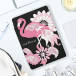 Protection iPad Pro Cover Flamant rose moderne personnalisé noir rose<br><div class="desc">Le design du produit est composé d'un flamant avec des motifs cachemire kaléidoscopiques dans les tons roses. Cette illustration d'oiseau tropical au texte personnalisé fait une couverture iPad moderne et unique.</div>