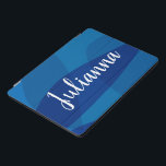 Protection iPad Pro Cover Formes Abstraites élégantes en bleu Nom personnali<br><div class="desc">Cette oeuvre d'art moderne et minimaliste allie des formes simples de cercle organique à de beaux dégradés de bleu. Personnalisez-le avec votre nom en écriture de script.</div>