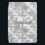 Protection iPad Pro Cover Glam Silver Parties scintillant  Couronne Motif Mo<br><div class="desc">Ajoutez une touche de glamour à ce design chic,  avec un motif de couronne en faux parties scintillant sur un arrière - plan en faux feuille d'argent. Personnalisez-le avec votre initiale en police serif blanche et votre nom dans le script moderne de calligraphie gris charbon.</div>