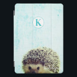 Protection iPad Pro Cover Joli Aqua Peek-a-Boo Baby Hérisson Monogramme<br><div class="desc">Cute Aqua Peek-a-Boo Baby Hedgehog Monogramme Design. Avec un adorable petit hérisson regardant vers le haut pour dire bonjour ! Fait un cadeau amusant et adorable pour les enfants, les Ados et les adultes, pour Noël d'anniversaire et plus. Personnalisé avec votre lettre initiale et votre nom ! Étui téléphonique monogramme...</div>