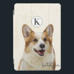 Protection iPad Pro Cover Joli Jaune Peek-a-Boo Corgi Chien Monogramme<br><div class="desc">Joli Jaune Peek-a-Boo Corgi Chien Monogramme Design. Avec un adorable Pembroke Welsh Corgi qui regarde pour dire bonjour ! Fait un cadeau amusant et adorable pour les enfants, les Ados et les adultes, pour Noël d'anniversaire et plus. Personnalisé avec votre lettre initiale et votre nom ! Étui de porte-monnaie de...</div>