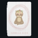 Protection iPad Pro Cover Jote Sloth Rose Zen Yoga Lotus Art Personnalisé<br><div class="desc">Une jolie illustration artistique d'une paresse paisible en position de lotus de yoga,  personnalisée avec votre nom.</div>