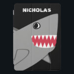 Protection iPad Pro Cover Le requin gris mignon personnalisé badine les<br><div class="desc">Le requin gris mignon personnalisé badine la couverture intelligente d'iPad moderne de poissons. Éditez pour changer la couleur d'arrière - plan ou la couleur de police. Requin gris avec les dents pointues sur un arrière - plan noir avec le nom ci-dessus dans la police de blanc d'amusement. Accessoires électroniques orientés...</div>