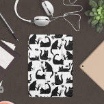 Protection iPad Pro Cover Les mauvais chats frappent des trucs sur<br><div class="desc">Ce motif dessiné à la main est une compilation de félins noirs furieux frappant diverses choses - tasses de café,  succulents,  téléviseurs et vases de fleurs. Un motif amusant pour ceux qui aiment leurs chats,  même s'ils sont parfois des pots qui renversent des trucs.</div>
