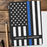 Protection iPad Pro Cover Ligne Bleue Mince Officier de Police Personnalisé<br><div class="desc">Couvercle iPad Pro de Ligne Bleue Mince - Drapeau américain dans les couleurs Police Drapeau, design moderne noir et bleu. Personnalisez avec le nom des policiers. Cette couverture iPad personnalisée pour policier est parfaite pour les services de police. DROIT D'AUTEUR © 2020 Judy Burrows, Black Dog Art - Tous droits...</div>