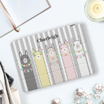 Protection iPad Pro Cover Llamas colorées Cute Retro Personnalisées<br><div class="desc">Le design du produit est illustré par des lamas colorées rétro. Ce design animal adorable avec des rayures blanches fait une jolie couverture d'iPad moderne et unique pour enfants avec du texte personnalisé et la couleur arrière - plan.</div>