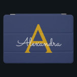 Protection iPad Pro Cover Marine Blue Gold Modern Script Girl Monogramme Nom<br><div class="desc">Coque de l'ordinateur portable Navy Blue and Gold Simple Script Monogram Name. Cela rend le cadeau parfait pour 16 ans,  mariage,  douche nuptiale,  anniversaire,  baby shower ou bachelorette pour quelqu'un qui aime le luxe glam et les styles chic.</div>