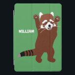 Protection iPad Pro Cover Message personnalisé Panda rouge mignon<br><div class="desc">Créez une couverture personnalisée pour protéger votre équipement lorsque vous ajoutez votre nom à cette couverture avec l'illustration d'un panda rouge debout sur deux jambes contre un arrière - plan vert vif. A propos de l'illustration : Les pandas rouges sont une espèce en danger qui vit dans les montagnes du...</div>