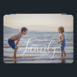 Protection iPad Pro Cover Modèle photo moderne simple Nom de famille personn<br><div class="desc">Simple Modern Modèle photo Personnalisé Nom de famille iPad Cover dispose de votre photo préférée avec votre nom de famille personnalisé. Fait un cadeau fantastique pour Noël, anniversaire, anniversaire, fête des mères, Fête des pères, fête des grands-parents et plus encore. Personnalisez en modifiant le texte dans la zone de texte...</div>