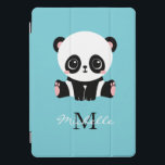 Protection iPad Pro Cover Monogram Cute Panda Personnalisé Bubble Gum Bleu<br><div class="desc">Un mignon ours de panda assis par terre sur un arrière - plan bleu gomme à bulles. Personnalisez avec votre monogramme et nom ou supprimez du texte dans les zones de texte sans nom.</div>