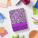Protection iPad Pro Cover monogramme noir violet Empreinte de léopard<br><div class="desc">Une couverture monogramme de style empreinte de léopard unique dans des tons violets et noirs contrastés. Un cadeau parfait pour une fille ado. Personnalisez cet objet avec l'initiale de votre choix. Voici l'exemple : G. Ce coque original est conçu par Sarah Trett pour www.mylittleeden.com sur Zazzle.</div>