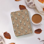 Protection iPad Pro Cover Motif de bois illustré de Chouette Brown<br><div class="desc">Ce motif d'illustration enchanteresse de hibou brun présente un hibou d'inspiration vintage niché au milieu de branches et de feuilles aux tons terre, créant une atmosphère rustique et antique. Ce motif décoratif de hibou, avec ses yeux jaunes captivants, est soigneusement agencé dans un motif extensible de tuiles afin qu'il puisse...</div>