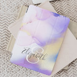 Protection iPad Pro Cover Nom personnalisé Monogram Purple Aquarelle Luxe<br><div class="desc">Personnalisez facilement ce style glamour abstrait couleur lilas peinture et faux or spray arrière - plan avec vos détails personnalisés.</div>