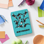 Protection iPad Pro Cover Orcas Tueur Baleines Turquoise Bleu Personnalisé<br><div class="desc">Créez une couverture personnalisée pour votre iPad. Cette couverture présente des illustrations d'orques ou d'épaulards en noir et blanc contre un arrière - plan bleu turquoise ou turquoise avec votre nom ci-dessous en caractères gras et noirs.</div>