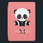 Protection iPad Pro Cover Panda à assise mignonne Monogramme personnalisée<br><div class="desc">Un mignon ours de panda assis par terre sur un arrière - plan saumon. Personnalisez avec votre monogramme et nom ou supprimez du texte dans les zones de texte sans nom.</div>