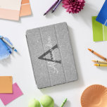 Protection iPad Pro Cover Parties scintillant d'argent et monogramme étincel<br><div class="desc">Parties scintillant Argent Faux et Coque Monogramme Élégant Épargne. Ce coque peut être customisé pour inclure votre nom initial et prénom.</div>