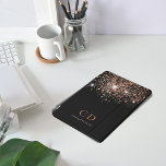 Protection iPad Pro Cover Parties scintillant en or rose noir monogramme nom<br><div class="desc">Un arrière - plan noir chic décoré de parties scintillant rose dorée tombe. Personnalisez et ajoutez vos initiales et votre nom de monogramme. Rose or et blanc.</div>