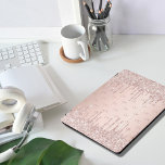 Protection iPad Pro Cover parties scintillant or rose monogramme initiales l<br><div class="desc">Personnalisez et ajoutez vos lettres monogrammes, initiales. Le monogramme s'initie en tant que motif sur l'arrière - plan. Un or rose féminin et féminin, couleur arrière - plan rose dégradé. Décoré avec des gouttes d'or rose et de faux parties scintillant rose, la peinture goutte à goutte. Lettres de couleur or...</div>