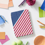 Protection iPad Pro Cover Patriotique Rouge Bleu Bleu Étoiles Rayures Monogr<br><div class="desc">The all American, Stars and Stripes, Old Glory, Star Spangled Banner, custom, personnalisée, élégante fausse typographie de script nom monogramme / initiales, patriotique, drapeau américain, monogrammed, cool, magnétique iPad couverture intelligente qui se plie en plusieurs positions de stand et des caractéristiques intérieur microfibre gris qui aide à protéger votre écran,...</div>
