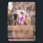 Protection iPad Pro Cover Pet Chien Photo Pink Ruban Chic Gold Parties scint<br><div class="desc">Ce design moderne vous propose votre photo préférée avec une couverture en ruban rose et des pois en parties scintillant dorée,  personnalisées avec votre nom. Parfait comme cadeau ou pour se gâter #personalizedcadeaux #photocadeaux #giftsforher #addyourown</div>