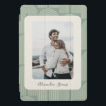 Protection iPad Pro Cover Photo de famille personnalisée Boho Arche Motif Sa<br><div class="desc">Un design élégant et élégant avec un motif en arc d'inspiration boho dans un vert sage doux. L'esthétique moderne et minimaliste crée un look intemporel, parfait pour ceux qui aiment les motifs géométriques contemporains avec une subtile influence rétro. Un choix idéal pour les personnes tendance qui apprécient le style chic...</div>