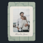 Protection iPad Pro Cover Photo de famille personnalisée Boho Arche Motif Sa<br><div class="desc">Un design élégant et élégant avec un motif en arc d'inspiration boho dans un vert sage doux. L'esthétique moderne et minimaliste crée un look intemporel, parfait pour ceux qui aiment les motifs géométriques contemporains avec une subtile influence rétro. Un choix idéal pour les personnes tendance qui apprécient le style chic...</div>