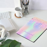 Protection iPad Pro Cover Rose violet gouttes holographique<br><div class="desc">Un arrière - plan holographique branché aux couleurs pastel unicorne et arc-en-ciel rose, violet, vert menthe. Décoré avec des gouttes de rose et de violet. Lettres violettes. Personnalisez et ajoutez votre nom. Le nom est écrit avec un script de style moderne écrit à la main avec des swashes. Pour que...</div>