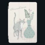Protection iPad Pro Cover Stylish Gris Chat Turquoise Floral Illustration pe<br><div class="desc">Cette housse iPad élégante est une jolie illustration d'un chat gris posé à côté d'un vase vert turquoise rempli de fleurs et de plantes. Personnalisez-le avec votre nom en typographie manuscrite. Grand cadeau pour les amoureux de les chats.</div>