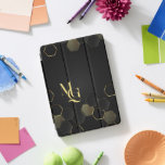 Protection iPad Pro Cover Un luxe intemporel | Monogramme minimal<br><div class="desc">Améliorez vos accessoires technologiques avec une touche de sophistication. Le Luxe Intemporel | La couverture minimale Monogram iPad Pro est ornée d'un arrière - plan noir élégant, décoré d'élégants accents géométriques dorés, créant un look moderne mais classique. Personnalisez-le avec vos initiales pour une touche sur mesure. Caractéristiques : ✅ Protection...</div>