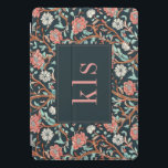 Protection iPad Pro Cover Vintage Pavot noir William Morris Monogramme<br><div class="desc">Ce design simple mais élégant présente une motif de tapisserie rose et aqua d'inspiration William Morris,  sombre et élégante. Protégez votre tablette dans le style. Ajoutez un nom pour le personnaliser. Fait un grand cadeau de Noël ou de fête des mères. Créé par Simply Farmhouse Press.</div>