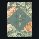 Protection iPad Pro Cover Vintage Sage Floral William Morris Monogramme<br><div class="desc">Ce design simple mais élégant présente un élégant motif d'inspiration William Morris dans le vert sauge, la pêche douce et la crème florale. Protégez votre tablette dans le style. Ajoutez un nom pour le personnaliser. Fait un grand cadeau de Noël ou de fête des mères. Créé par Simply Farmhouse Press....</div>