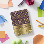 Protection iPad Pro Damas et perruques florales d'or et de violet<br><div class="desc">Elégant or et violet foncé damas et tourbillons design avec monogramme personnalisable.</div>