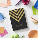 Protection iPad Pro Élégant Noir Nom Faux Or Chevron Motif<br><div class="desc">Elégante couverture iPad pro noir avec faux motif chevron or que vous pouvez personnaliser avec votre nom. Idéal comme cadeaux pour la famille et les amis ou pour vous-même. Personnalisez-le en remplaçant le texte de l'espace réservé. Pour plus d'options comme changer la police et sa taille, cliquez sur le bouton...</div>