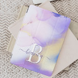 Protection iPad Pro Glam Lilac Gold Abstrait Peinture Élégant Monogram<br><div class="desc">Personnalisez facilement ce style glamour abstrait couleur lilas peinture et faux or spray arrière - plan avec vos détails personnalisés.</div>