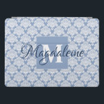 Protection iPad Pro Lacy Dusty Blue Damask Monogramme & Nom Feminine<br><div class="desc">Cette belle coque ipad présente un motif damassé blanc classique sur un arrière - plan gris bleu clair. Le design est personnalisé avec une lettre initiale monogramme ainsi qu'un nom personnalisable. Parfait pour le travail ou l'école, ou toute femme qui veut une jolie coque féminine avec un design simple mais...</div>