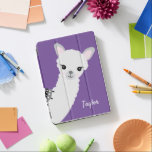Protection iPad Pro Llama mauve Cute personnalisée<br><div class="desc">Avec une couleur arrière - plan violette et une Llama curieuse et étincelante,  personnalisez ce coque de tablette avec un nom pour cet amoureux de lama.</div>