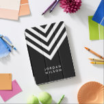 Protection iPad Pro Noir minimaliste moderne avec Chevron blanc<br><div class="desc">Couverture minimaliste moderne iPad pro avec chevron blanc motif que vous pouvez personnaliser avec votre nom. Idéal comme cadeaux pour la famille et les amis ou pour vous-même. Personnalisez-le en remplaçant le texte de l'espace réservé. Pour plus d'options comme changer la police et sa taille, cliquez sur le bouton "Personnaliser"....</div>