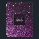 Protection iPad Pro Parties scintillant violet girly brillant glam mon<br><div class="desc">Dégradé de parties scintillant violet profond. Pour le glamour quotidien et le luxe. Pour les filles et les femmes ados. Un cadre noir et violet avec espace pour votre nom et lettre monogramme. Le nom est écrit en rose clair avec un script de style moderne écrit à la main. La...</div>