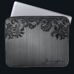 Protection Pour Ordinateur Portable Aluminium brossé en métal noir et Damas florales<br><div class="desc">Motif en métal brun noir et brun et damas floral vintage noir. monogramme personnalisé et optionnel. Disponible sur d'autres produits</div>