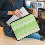 Protection Pour Ordinateur Portable Amusants Été Orange Lime Vert Ikat Zigzag Motif<br><div class="desc">Beau motif tribal de zig zag vert clair contemporain, orange, jaune et blanc. Design hipster original, branché, moderne et fantaisiste pour l'artiste ou artsy branché, rétro vintage, style Art nouveau déco ou amateur abstrait de motifs géométriques numériques graphiques. Design unique, tendance, tendance et cool disponible sur une grande variété de...</div>