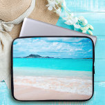 Protection Pour Ordinateur Portable Aqua océan et plage de sable photo monogramme pers<br><div class="desc">N'oubliez pas l'odeur de sel frais de l'air marin. Détendez-vous, respirez et explorez la solitude d'une plage hawaïenne vide avec cette superbe photo colorée vibrante sur mesure monogramme poche portable en néoprène. Cette pochette pour ordinateur portable est disponible en trois tailles : 15", 13" et 10". Fait un grand cadeau...</div>