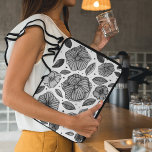 Protection Pour Ordinateur Portable Aquarelle et fleurs d'encre - noir et blanc<br><div class="desc">Fleurs et feuilles délicats faits avec des formes aquarelles et des détails encrés. Palette noir et blanc.</div>