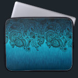 Protection Pour Ordinateur Portable Arrière - plan Métallo Bleu Avec Dentelle Paisley<br><div class="desc">Elégant bleu aqua métallique,  look arrière - plan en aluminium brossé avec dentelle en cachemire floral noir.</div>